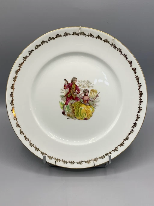Piatto decorativo in porcellana di Limoges, scena galante con musicista, fregio dorato, Pégut – decoratieve objecten
