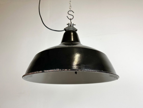 Image 1 of Industriële zwarte geëmailleerde fabriekslamp met gietijzeren bovenkant, jaren 50