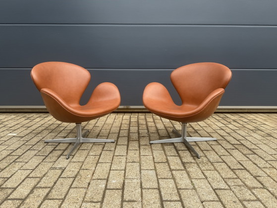 Image 1 of 2x Fritz Hansen Swan chair 1971 Cognac leder, NIEUWstaat!!