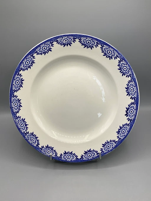 Piatto in maiolica Sarreguemines, decorazione con rose Capri blu cobalto, fregio geometrico Art Déco – decoratieve objecten