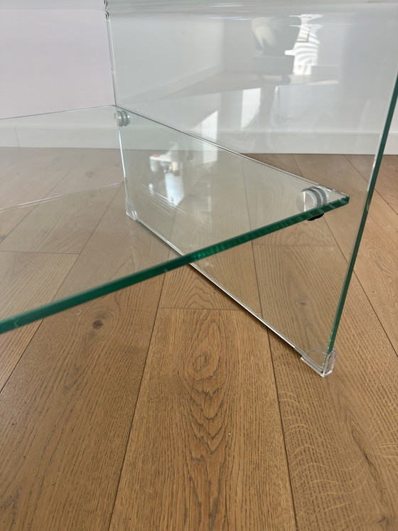 Minimalistischer Couchtisch aus Glas mit unterer Ablagefläche – Couchtische (photo 8 of 8)
