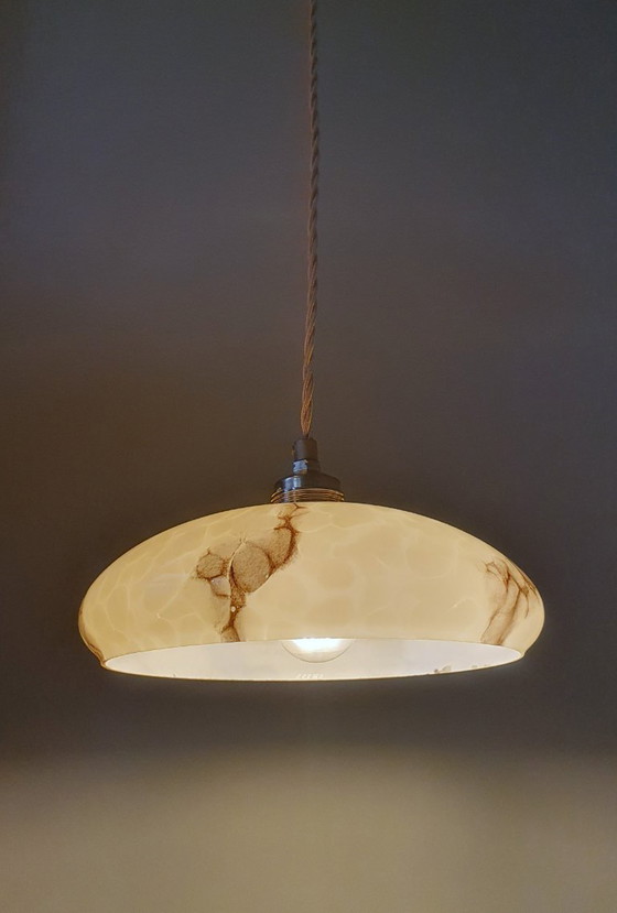 Image 1 of Ensemble de 2 lampes suspendues vintage en opaline marbrée
