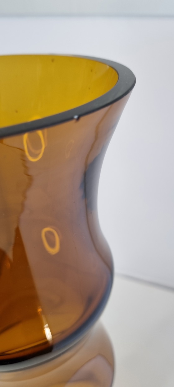 Image 1 of Vaso vintage in vetro spesso color ambra.