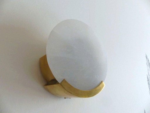 Zwei Wandleuchten des Modells „Melange“ aus Messing und Naturalabaster von VISUAL COMFORT, entworfen von Kelly Wearstler