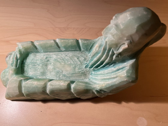 Image 1 of Sculpture décorative en albâtre d'Asie "Empty Pocket" (poche vide)