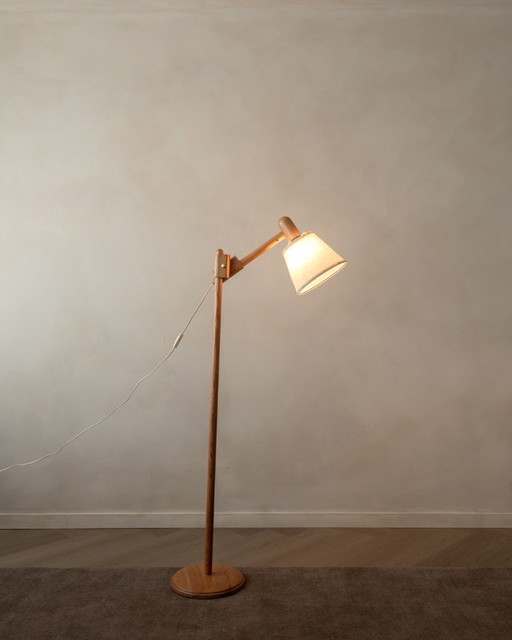 Vintage Deense grenenhouten verstelbare vloerlamp van +LYS Denemarken, jaren 60, Scandinavische moderne (photo 2 of 16)