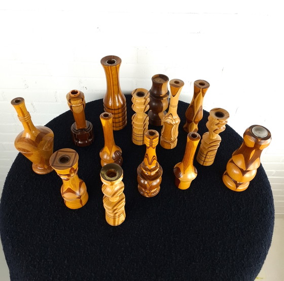 Image 1 of Set di 14 candelieri e piccoli vasi vintage in legno tornito a mano con intarsio.