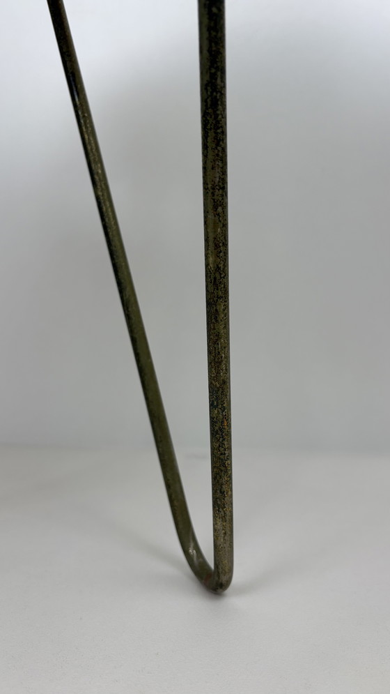 Image 1 of Tabouret vintage sur pieds en épingle à cheveux et fourrure blanche moelleuse