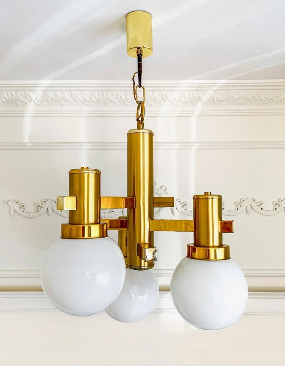 Image 1 of Vintage messing kroonluchter met opaalglas, plafondlamp uit de jaren 70 in mid-century modern stijl met 3 bollen.