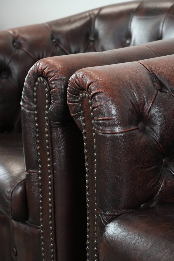 Image 1 of 2 fauteuils club Chesterfield classiques de style anglais en cuir de vachette, finition clous décoratifs