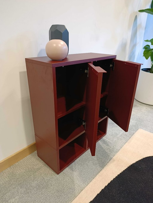 Bibliothèque Tylko rouge bordeaux avec portes.