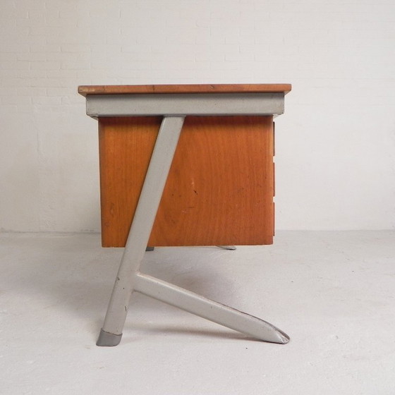 Escritorio industrial con 2 cajoneras, década de 1960. – Wood, Iron (photo 17 of 32)