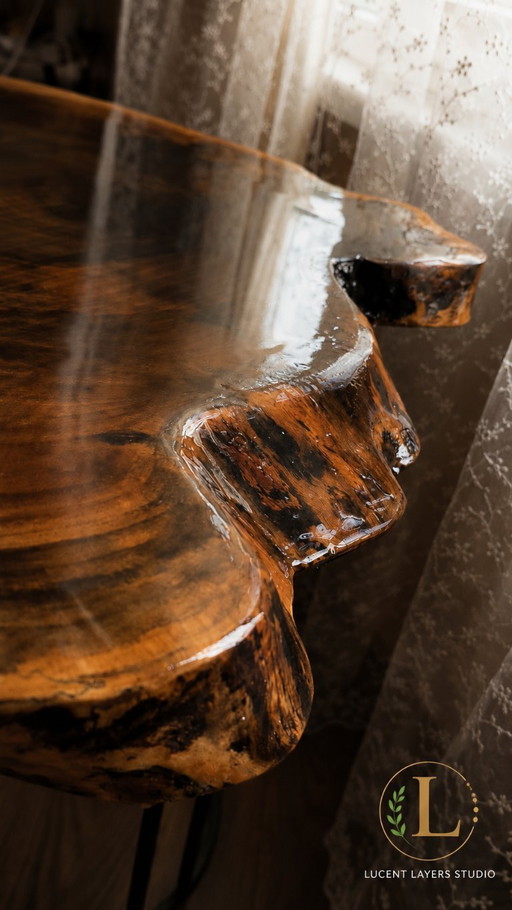 Table basse en noyer massif à bords naturels – Finition résine époxy transparente