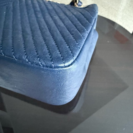 Image 1 of Chanel Seasonal Flap Small - 23CM Surpique CC Herringbone Medallion Flap Chevron Donkerblauw Goudkleurige hardware Serie 21