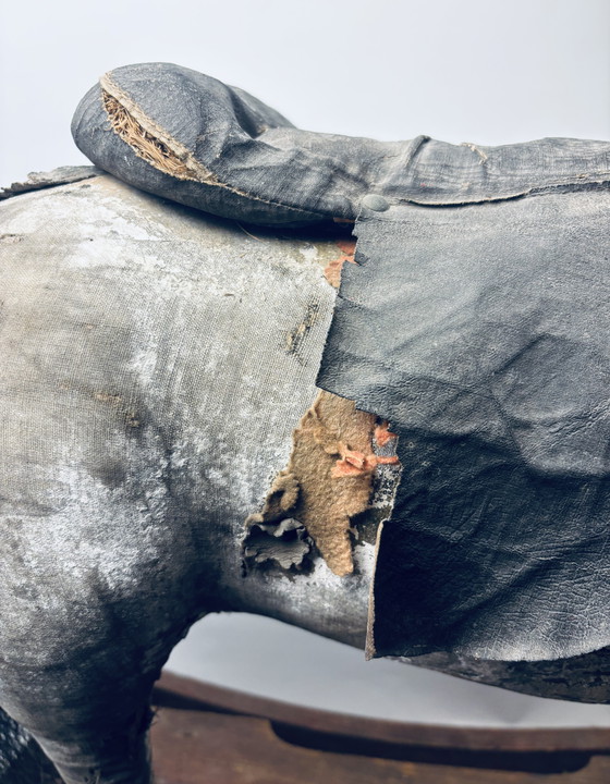 Image 1 of Antico cavallo da tiro in legno su slitta con rivestimento in tessuto e pelle – circa fine XIX/inizio XX secolo