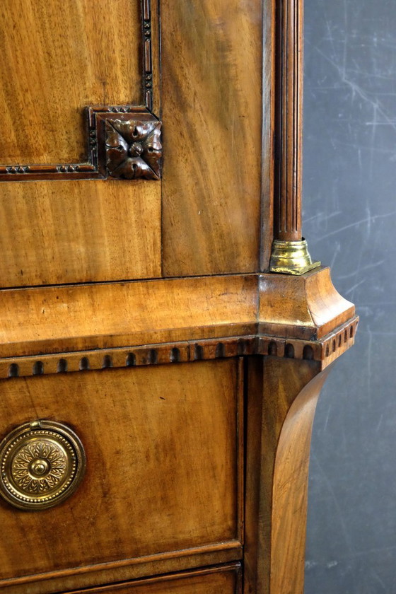 Image 1 of Elégant cabinet en acajou à décor floral vers 1780.