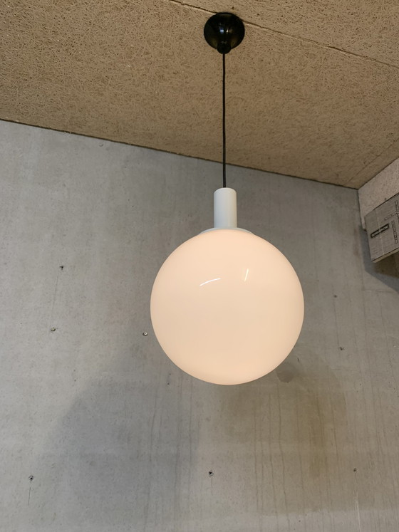 Image 1 of Glanzende witte opalen bol van Aldenkamp, Apeldoorn.