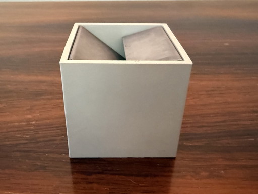 Objeto de diseño italiano compacto de Danese Milano, realizado en forma de cubo claro.