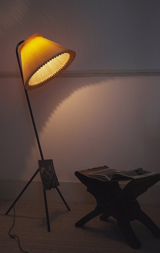 Image 1 of Vintage Le Klint vloerlamp met originele handgevouwen geplooide acrylkap, Deense mid-century moderne leeslamp met magazijn.