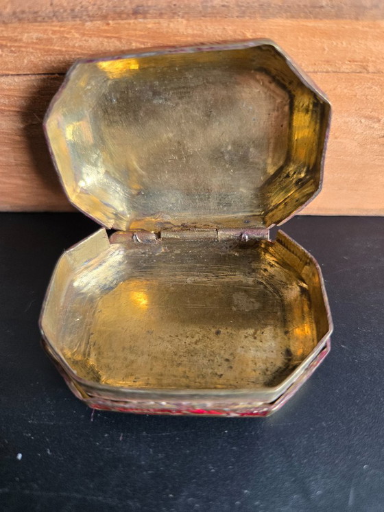 Image 1 of Oude pillendoos van messing of koper met polychroom geciseleerde florale decoratie. In goede gebruikte staat met minimale sporen