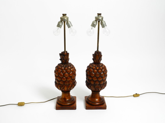 Image 1 of Pareja de grandes lámparas de sobremesa "Piña" de madera de pino teñida, muy decorativas, de estilo Mid Century Modern.