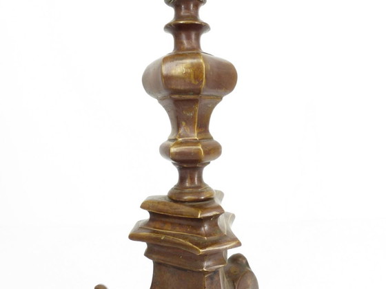 Image 1 of Lampe aus massiver Bronze, dreibeiniger Sockel mit Schnörkeln, neugotischer Stil, spätes 19. Jahrhundert