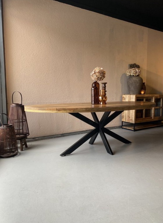 Image 1 of Ovaler Tisch mit Spinnenbeinen – 180 cm – Mangoholz