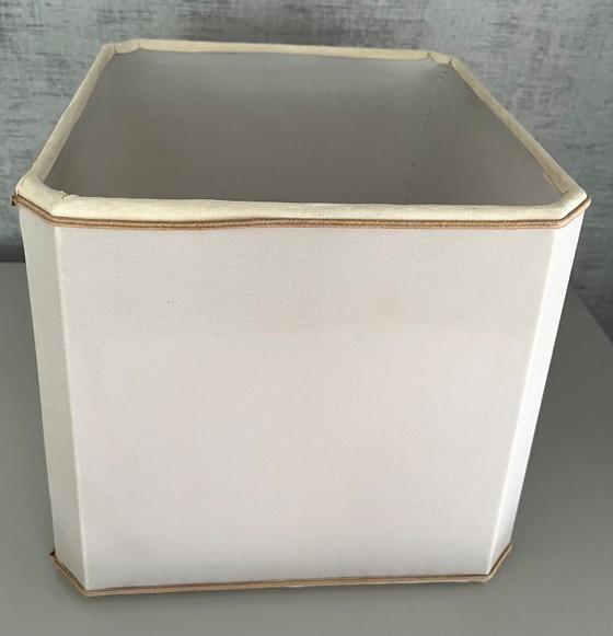 Image 1 of Abat-jour carré en tissu beige à coins biseautés. En très bon état vintage.