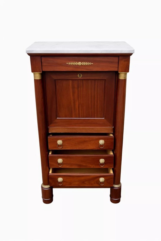 Image 1 of Scrivania in stile Impero con piano in marmo bianco, finitura mogano e ottone, 6 cassetti