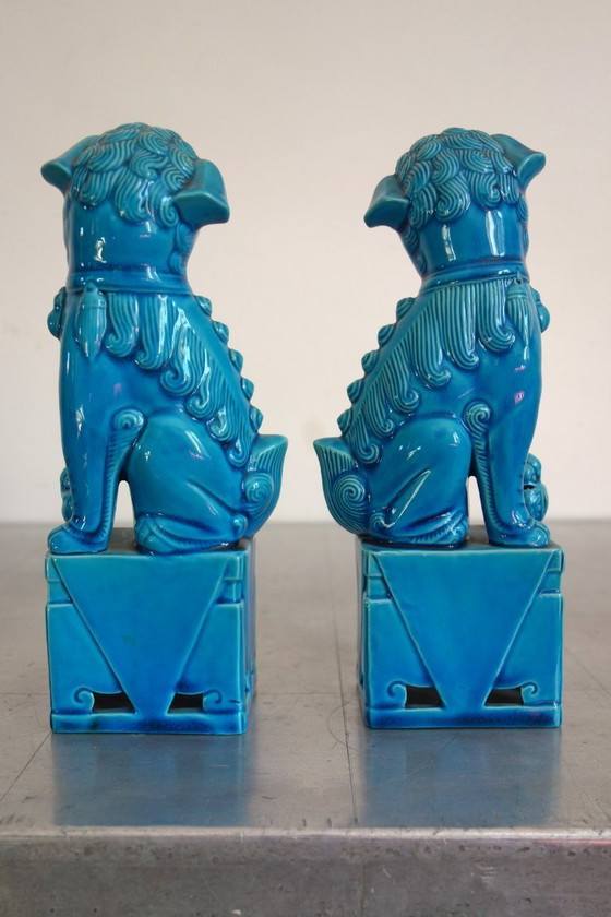 Image 1 of Pareja de perros Foo de porcelana vidriada azul, China, década de 1960.