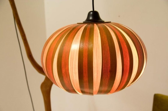 Image 1 of Skulpturale Stehlampe aus Holz und Furnier im Stil der Mid-Century-Moderne der 1960er Jahre.