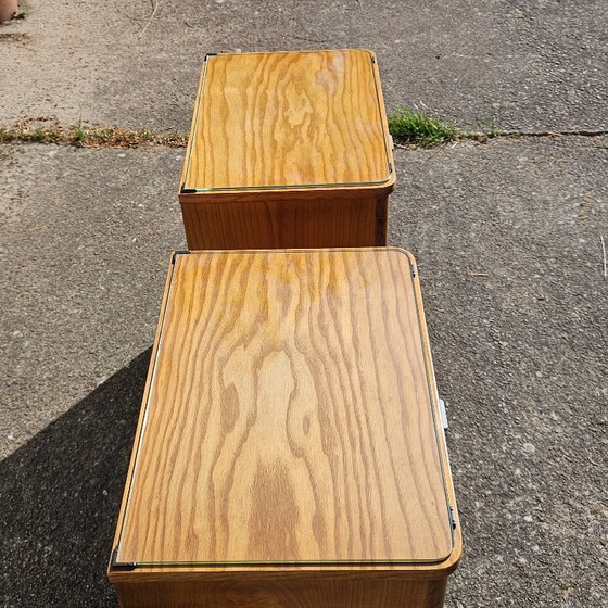 Image 1 of 2 tables de chevet Art déco françaises anciennes - Ensemble de 2 tables de chevet en loupe de bois et verre - Années 30