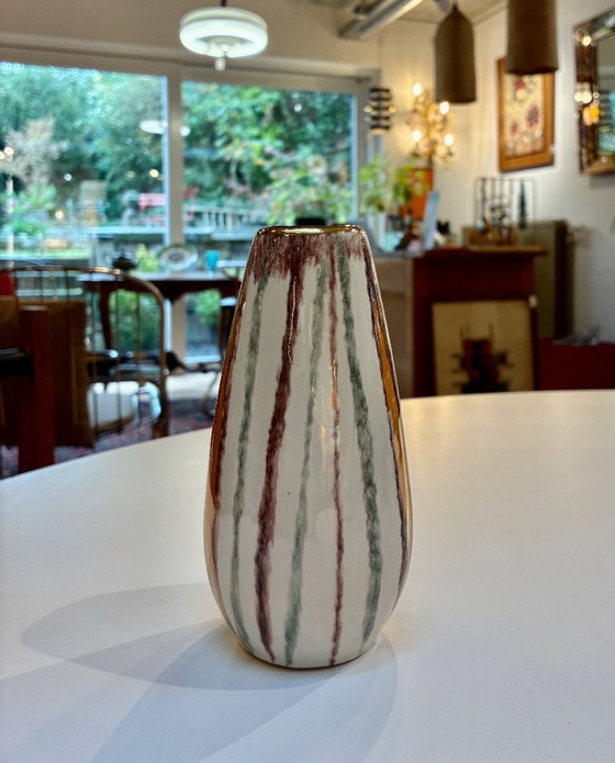 Vaso in ceramica fine / maiolica a righe verticali, anni '50, Vasi, Bianco, Mid Century Modern (foto 4 di 7)