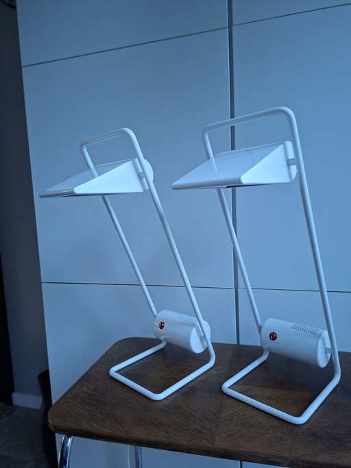 Un par de Lámparas de mesa de metal lacado blanco, Arkilux, tipo 44019, Dinamarca, segunda mitad del siglo XX