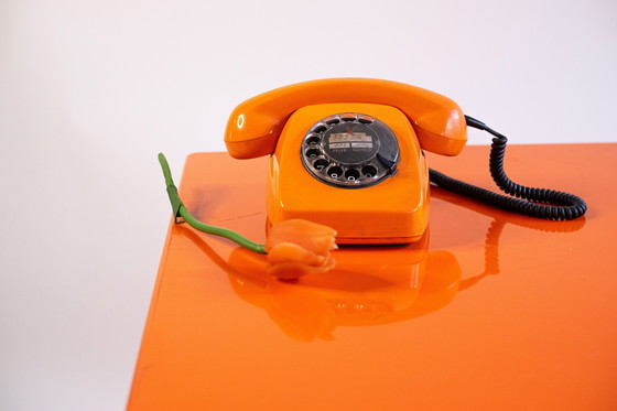 Image 1 of 80's, table d'appoint orange VINTAGE