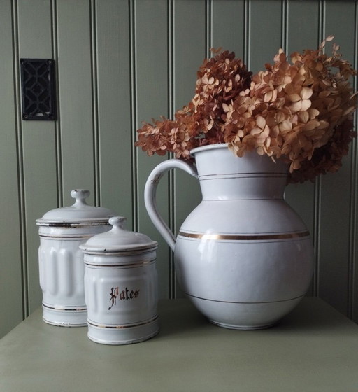 Großer, bauchiger Krug aus weiß emailliertem Metall mit Goldrand