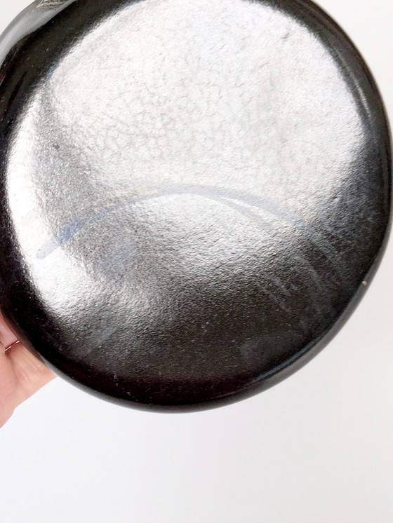 Image 1 of Recipiente de cerámica de mediados de siglo con tapa y rayas marrones y crema