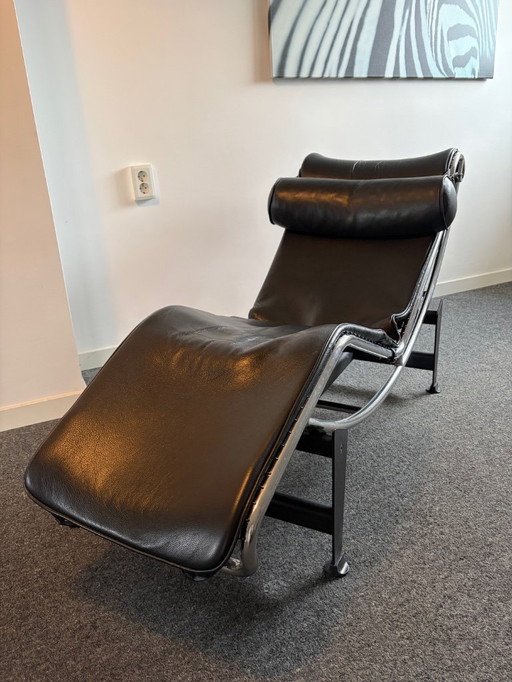 Corbusier lounge chair in black leather with a silver frame and black base