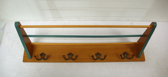 Image 1 of 50er 60er Garderobe Hakenleiste mit Hutablage, 4 Doppelhaken auf Buche Rahmen mit Grün und Orange, Mid Century Modern