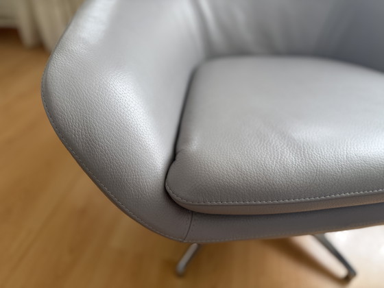 Image 1 of Poggiapiedi e cuscino poggiatesta per poltrona Leolux Caruzzo, colore grigio chiaro.