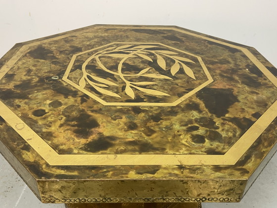 Excepcional mesa de centro octogonal de latón y chapa de madera de raíz, de mediados de siglo, década de (photo 15 of 15)