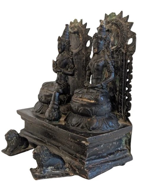 Antico Altare Domestico Nepalese in Bronzo Shiva e Parvati con Oro – Vetrine, Bronze, Gold (photo 6 of 9)