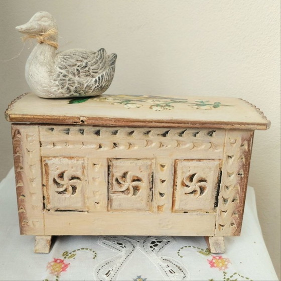 Image 1 of Scatola portagioie vintage in legno | Scatola per uccelli con decorazione a cinciallegra dipinta a mano