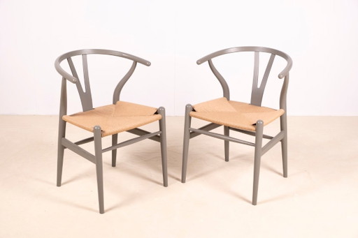 2x Hans J. Wegner CH24 "Wishbone" stoelen voor Carl Hansen & Søn