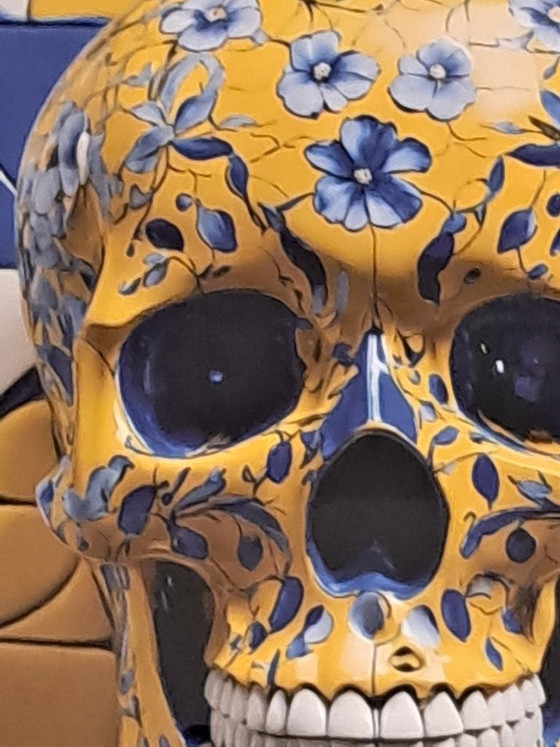 Image 1 of DEAD HEAD – Delfter Badezimmerschädel – Druck auf Aluminiumplatte