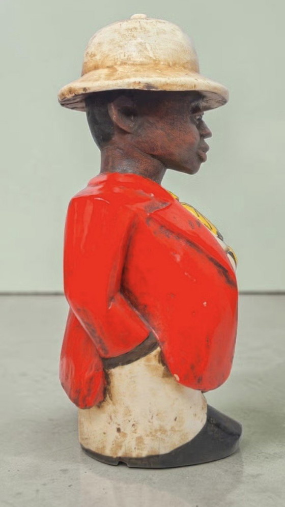 Image 1 of Afrikaner mit dickem Bauch und tropischem Helm