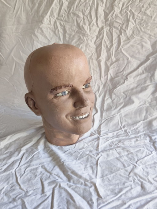 Tête de mannequin homme rieur