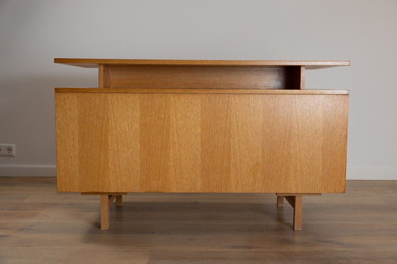 Image 1 of Escritorio de mediados de siglo