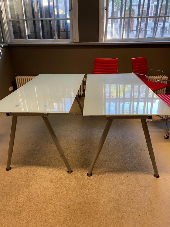3 identieke vergadertafels met glazen blad, Metaal, Transparant, Modern (foto 3 van 5)