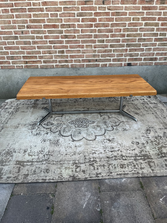 Image 1 of Tavolino da caffè vintage di metà secolo con piano in rovere massello e base cromata